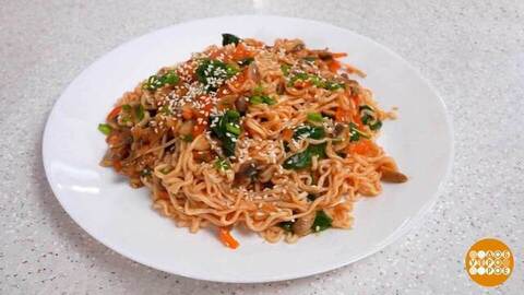 Быстрая лапша с домашним грибным соусом. Доброе утро. Фрагмент 