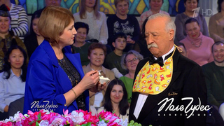 «Какой Ленечка замечательный мальчик!» Воспитательница надела на Якубовича слюнявчик и покормила кашей. Поле чудес. Фрагмент