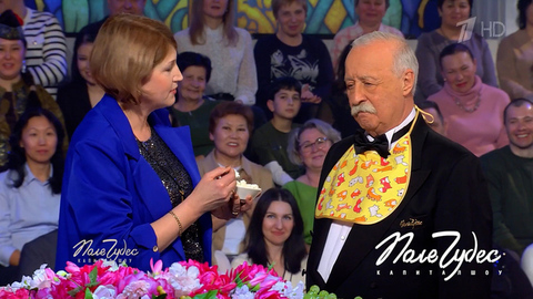 «Какой Ленечка замечательный мальчик!» Воспитательница надела на Якубовича слюнявчик и покормила кашей. Поле чудес. Фрагмент