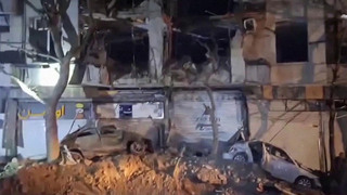 Все больше зданий в Тегеране после ракетных обстрелов превращаются в руины