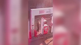 Подросток по указке мошенников поджег АЗС в Москве и загорелся сам: кадры