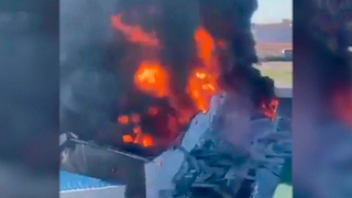 Момент прилета беспилотника по нефтяным резервуарам в Ираке попал на видео