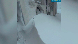 Полутораметровые сугробы завалили Италию посреди весны: кадры