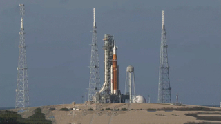 NASA показала кадры запуска к Луне первого за полвека пилотируемого корабля