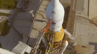 Впервые за полвека пилотируемый космический корабль отправился к Луне