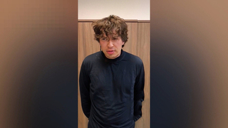 Пьяный мужчина спустился на пути в метро Москвы перед подъезжавшим поездом: видео