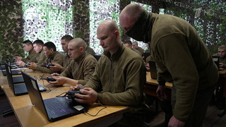 Опытные инструкторы на полигонах помогают освоить профессию оператора БПЛА