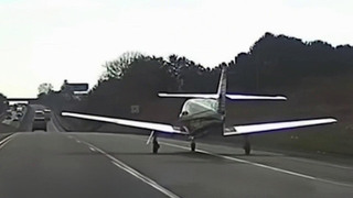 В США легкомоторный самолет сел на оживленную трассу в штате Пенсильвания