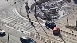 В Москве водитель без прав протащил по асфальту автоинспектора: кадры