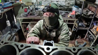 Бойцы ремонтных рот в полевых условиях дают вторую жизнь поврежденной боевой технике