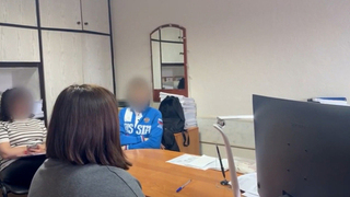 СК показал кадры с места нападения подростка на учителя в Прикамье