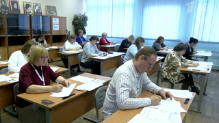 Родители выпускников вновь сели за парты, чтобы написать ЕГЭ по русскому языку