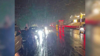 У Верхнего Ларса из-за снегопада образовалась многокилометровая пробка: видео