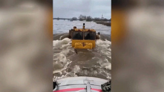 Даже знаков не видно: кадры потопа на подмосковной трассе