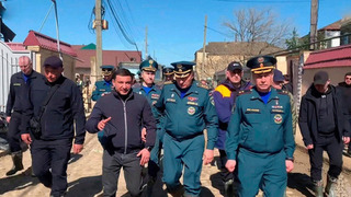 В Мамедкале спасатель достал из затопленных под мостом машин пять человек