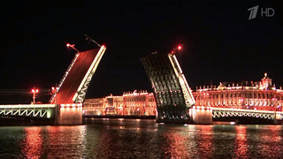 В Петербурге ночью развели мосты, первыми пролеты поднялись на Дворцовом и Троицком