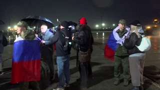 Группу освобожденных из украинского плена военнослужащих встретили в Подмосковье