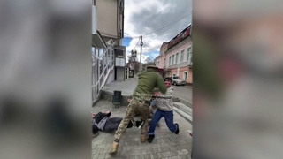 Кадры насильственной мобилизации на Украине появляются каждый день