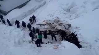Выживших под лавиной в Дагестане женщину с ребенком доставили в больницу