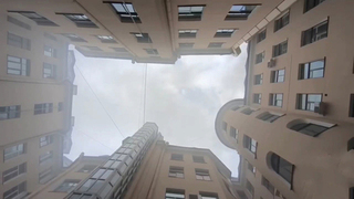 Чердак жилого здания загорелся на Невском проспекте в Петербурге: видео