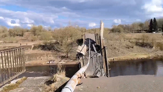 Автомобильный мост обрушился в Ленинградской области: кадры с места ЧП