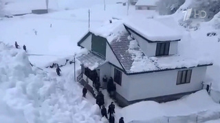 В Дагестане удалось вызволить из снежного плена женщину и семилетнего ребенка