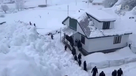 В Дагестане удалось вызволить из снежного плена женщину и семилетнего ребенка