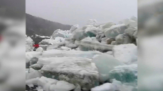 Весенний ледоход сломал ограждения и скамейки на набережной Томска: кадры