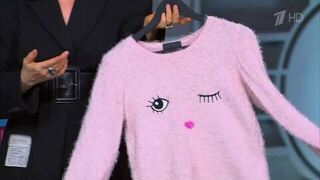 Голая пушистая женщина: Эвелина Хромченко раскритиковала кофту героини «Модного приговора»