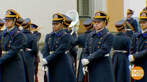 В Кремле открыли сезон проведения разводов пеших и конных караулов: кадры