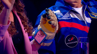 Летчик-космонавт Корниенко показал в шоу «Кто хочет стать миллионером?» перчатку, в которой выходил в открытый космос