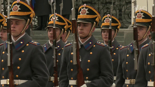 В Московском Кремле прошел первый в сезоне развод пеших и конных караулов