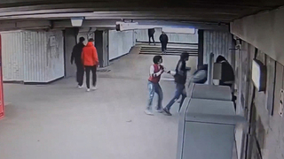 Подростки устроили драку в переходе метро в Москве, двоих задержали