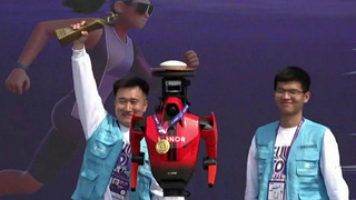 В Пекине человекоподобный робот пробежал полумарафон быстрее людей и с большим запасом превзошел мировой рекорд