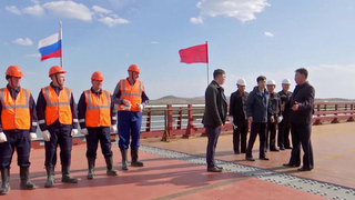 На границе России и КНДР состоялась церемония стыковки пролетов будущего моста, который откроют этим летом