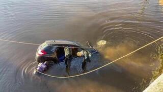 Легковушка пробила ограждение и упала в Обводный канал в Санкт-Петербурге: кадры