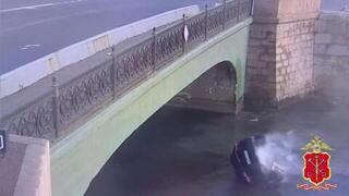 Падение машины в Обводный канал в Санкт-Петербурге попало на видео