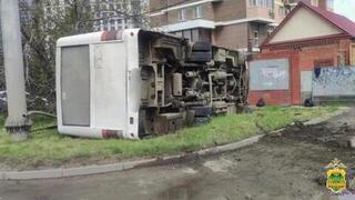 Автобус перевернулся в Краснодаре, случившееся сняли на видео