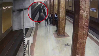 Момент, как поезд метро затормозил в миллиметре от упавшего на пути пассажира, попал на видео