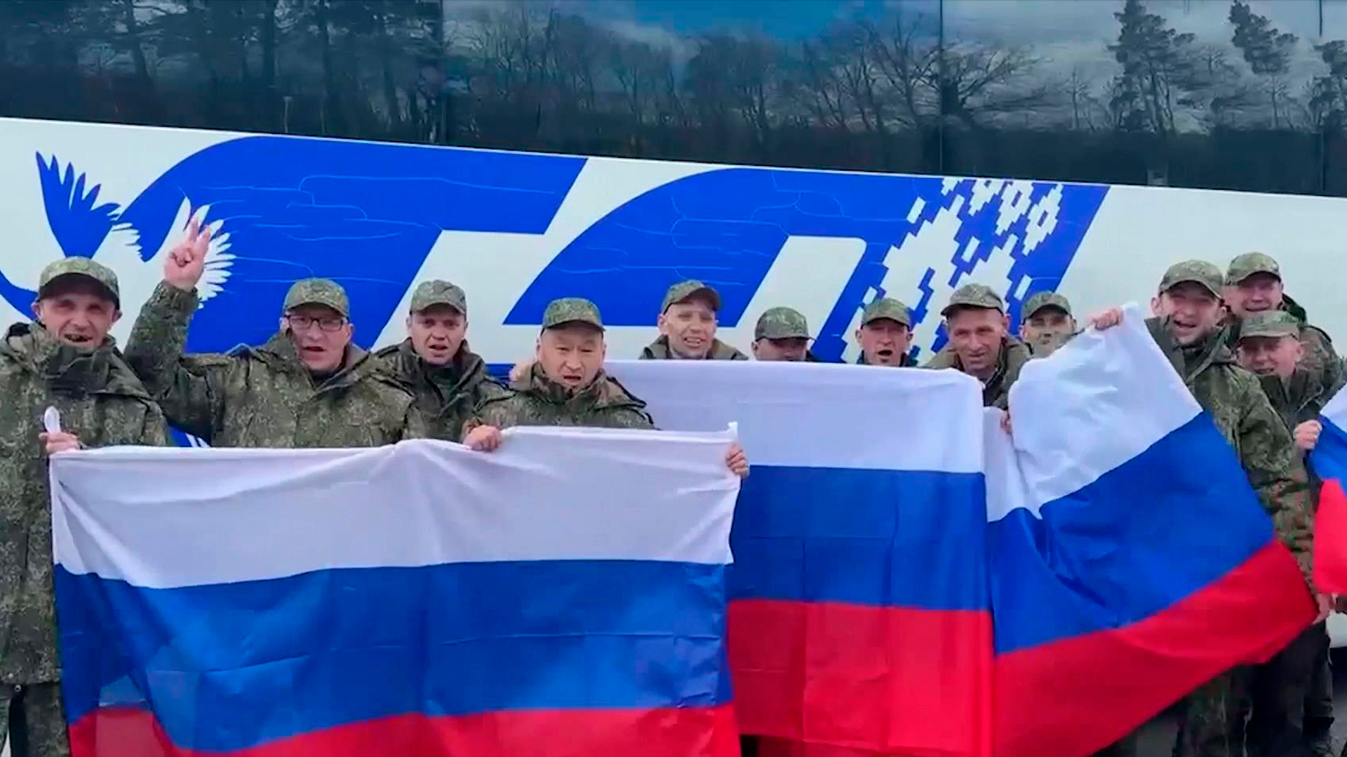 Вернувшийся из плена российский боец встретился с семьей