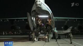 Вернувшихся из плена военных ВС РФ встретили в аэропорту Подмосковья: кадры