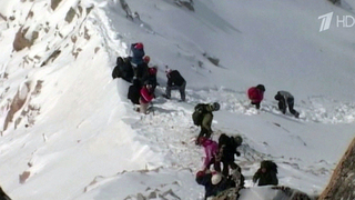 Продолжается поисковая операция в горах Бурятии, где туристы попали под лавину