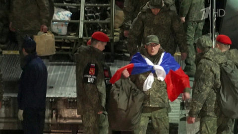 В Подмосковье встретили рейс с бойцами, освобожденными из украинского плена