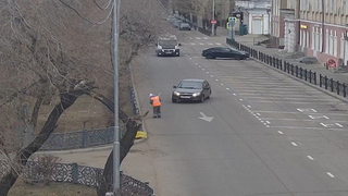 Помешал пьяный пассажир: в Улан-Удэ водитель сбил пенсионерку-дворника