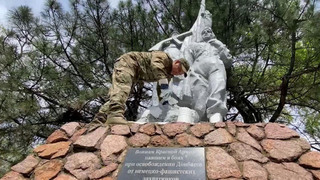 Российские военнослужащие в преддверии Дня Победы восстанавливают в ДНР памятники участникам ВОВ