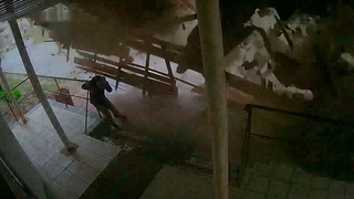 В Волгоградской области пешеход и водитель чудом выжили под рухнувшей кровлей: видео