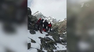 В районе горы Мунку-Сардык в Бурятии ищут туриста, который попал под лавину