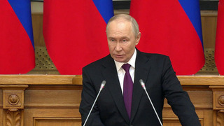 Для россиян любовь к родине и стремление ее защищать превыше всего, заявил Владимир Путин