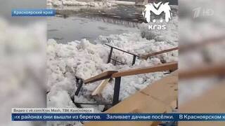 Очевидцы наводнения в Красноярском крае после ледохода сняли, как убегают от воды