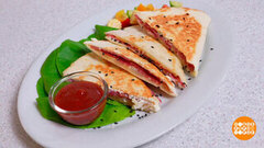 Готовим ленивую пиццу на сковородке. Доброе утро. Фрагмент 